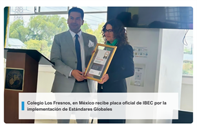 Colegio Los Fresnos recibe placa oficial de IBEC por la implementación de Estándares Globales